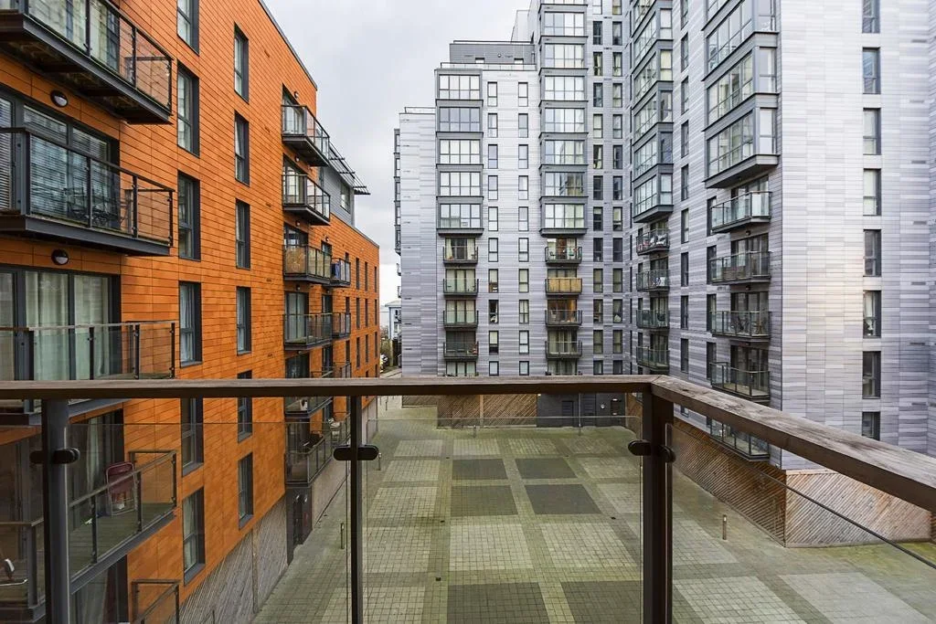 Flat Railway Terrace in Slough