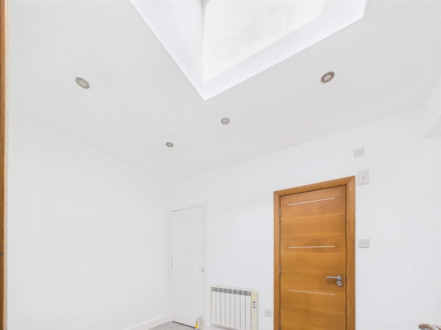 Flat Markhouse Avenue in Greater London