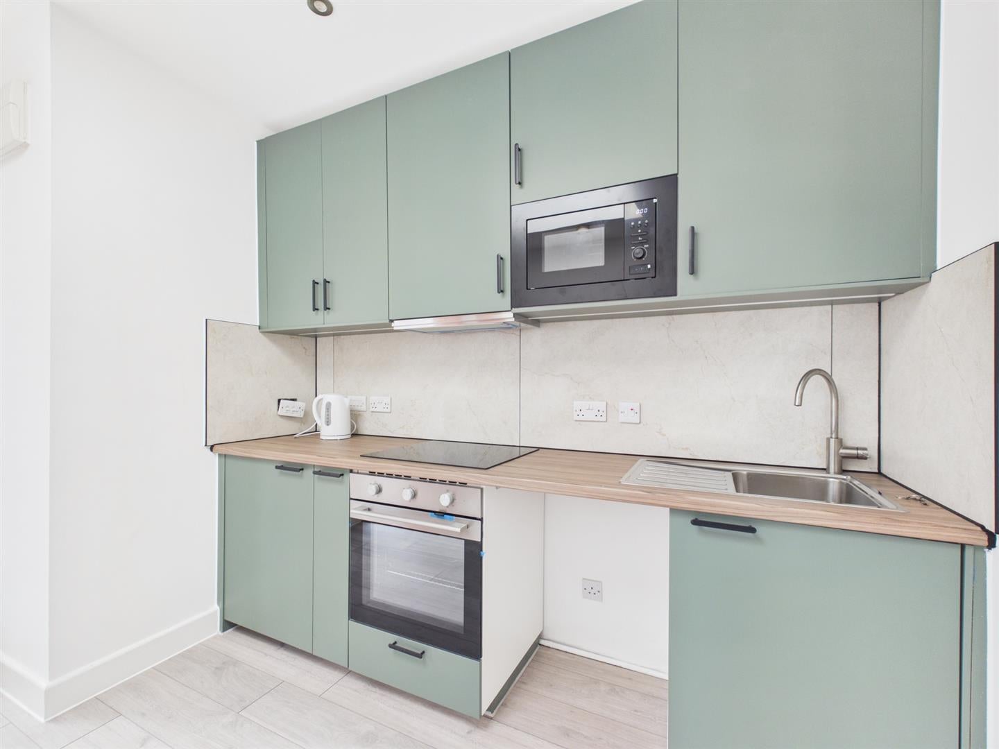 Flat Markhouse Avenue in Greater London