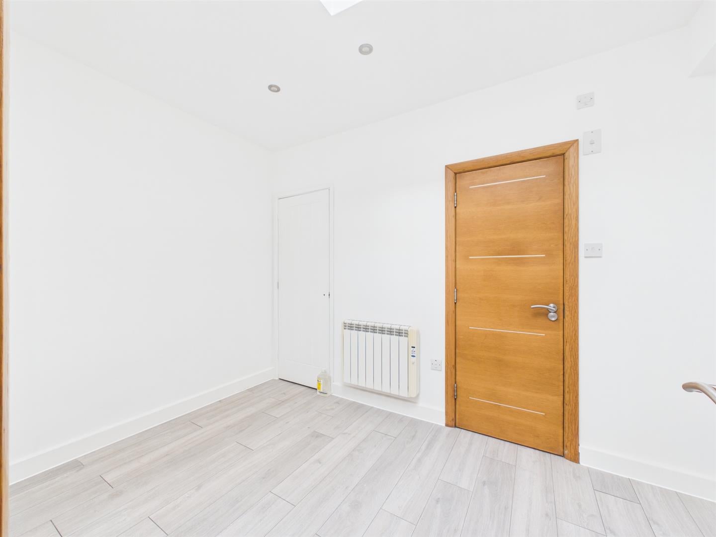 Flat Markhouse Avenue in Greater London