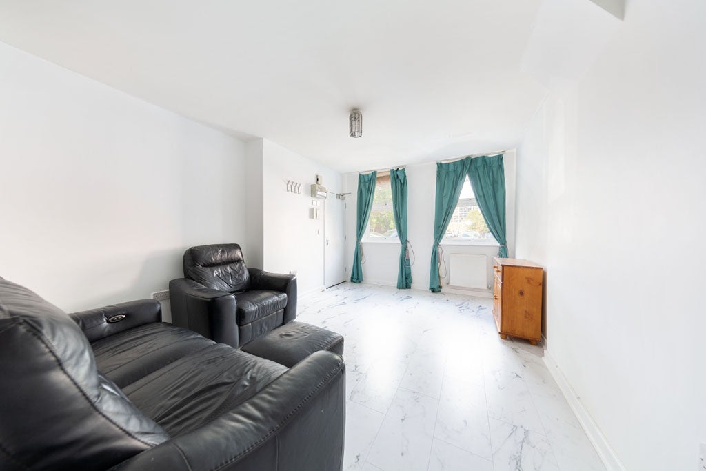 Flat Portree Street in Greater London