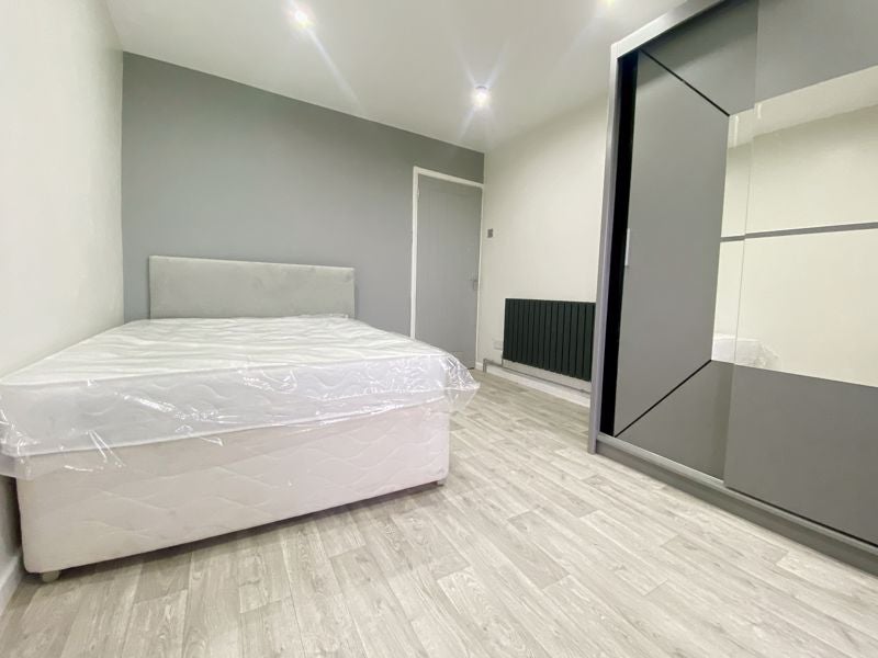 Flat Warner Close in Greater London