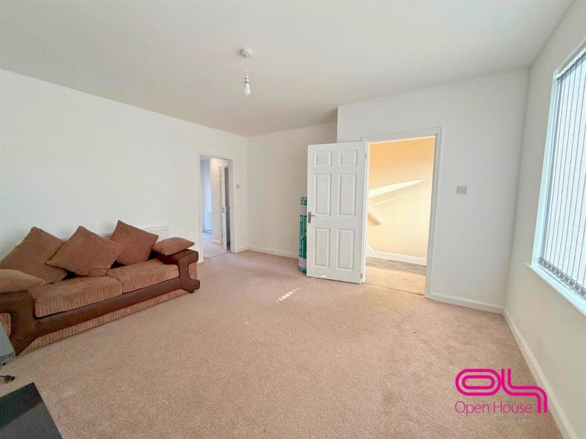 Flat Lupin Avenue in Farnworth