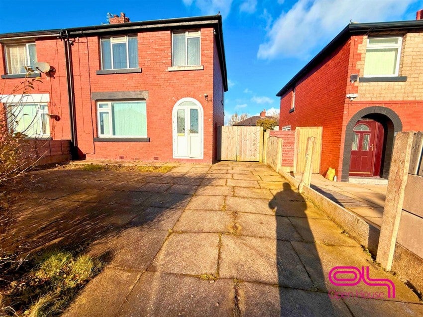 Flat Lupin Avenue in Farnworth