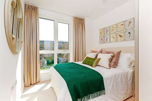 Flat Broom Road in Greater London