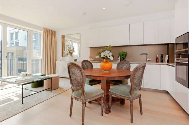 Flat Broom Road in Greater London