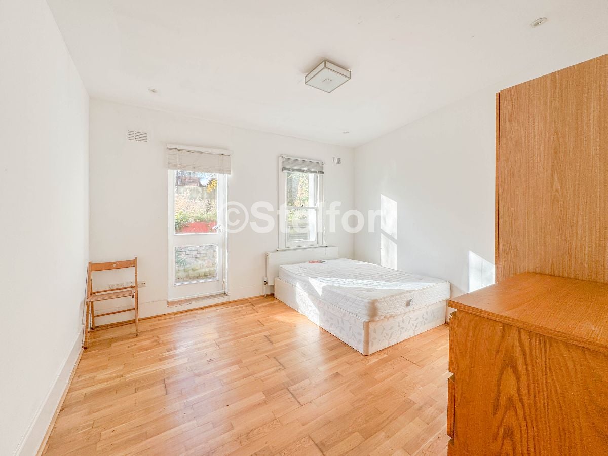 Flat Hillmarton Road in Greater London