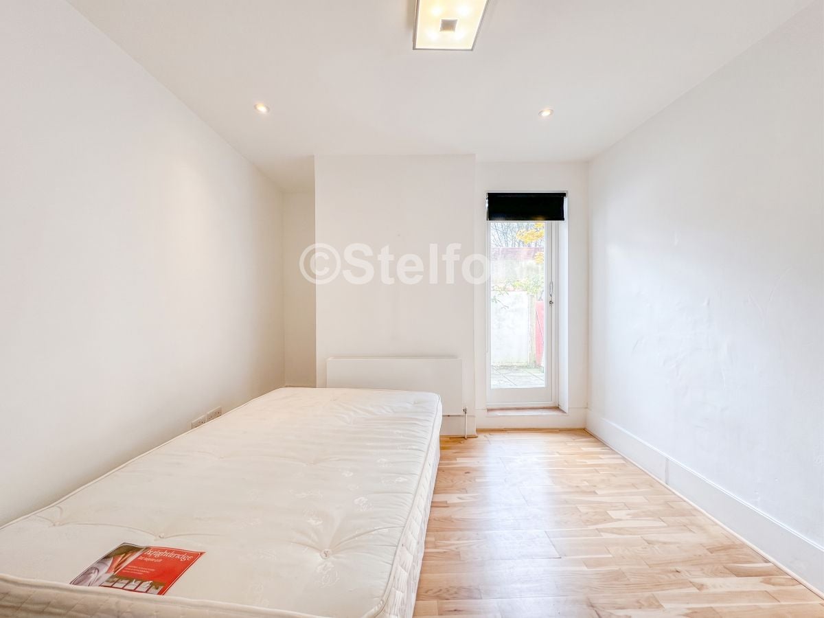 Flat Hillmarton Road in Greater London