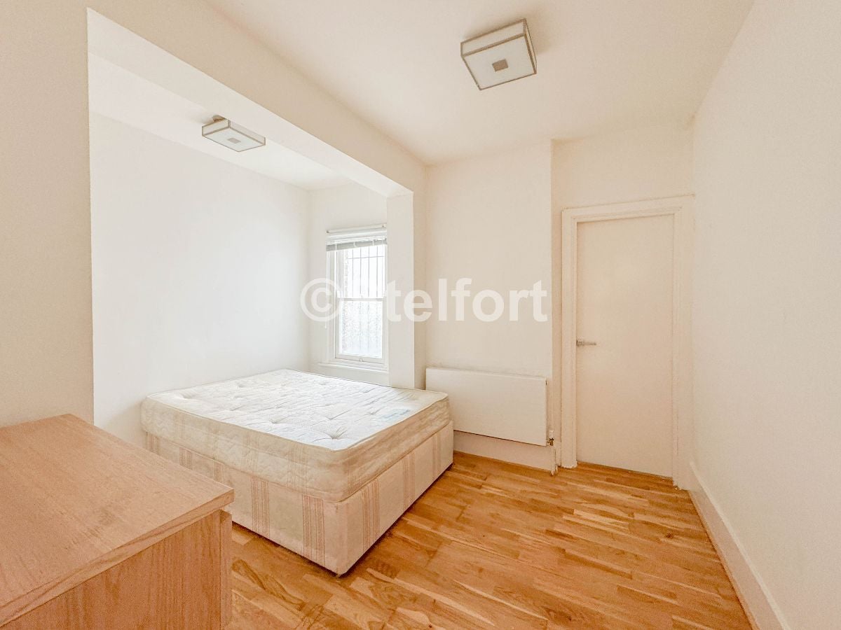 Flat Hillmarton Road in Greater London