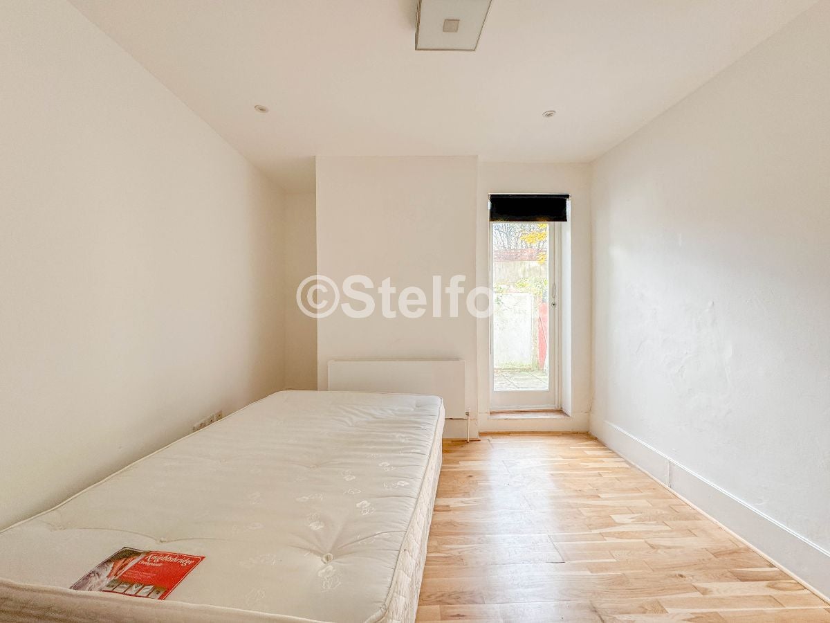 Flat Hillmarton Road in Greater London