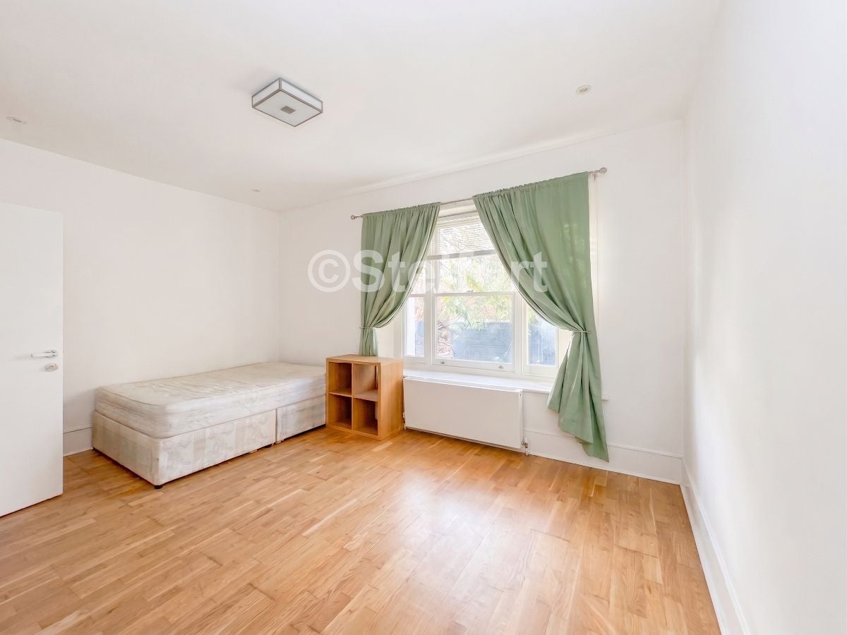 Flat Hillmarton Road in Greater London