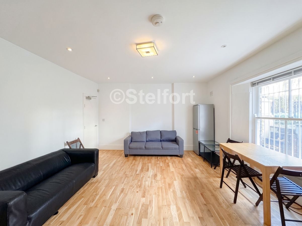 Flat Hillmarton Road in Greater London