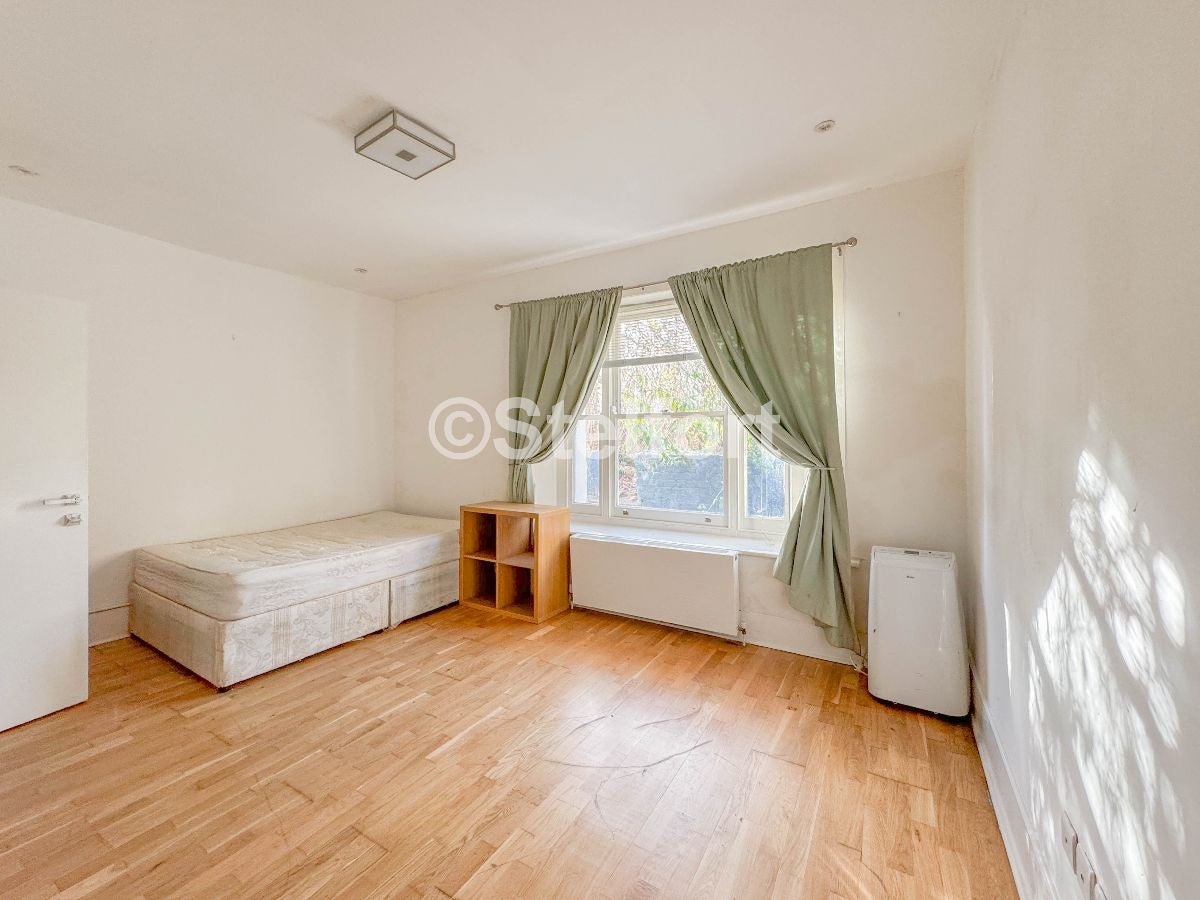 Flat Hillmarton Road in Greater London