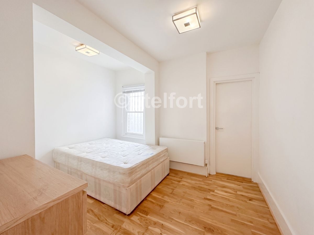 Flat Hillmarton Road in Greater London