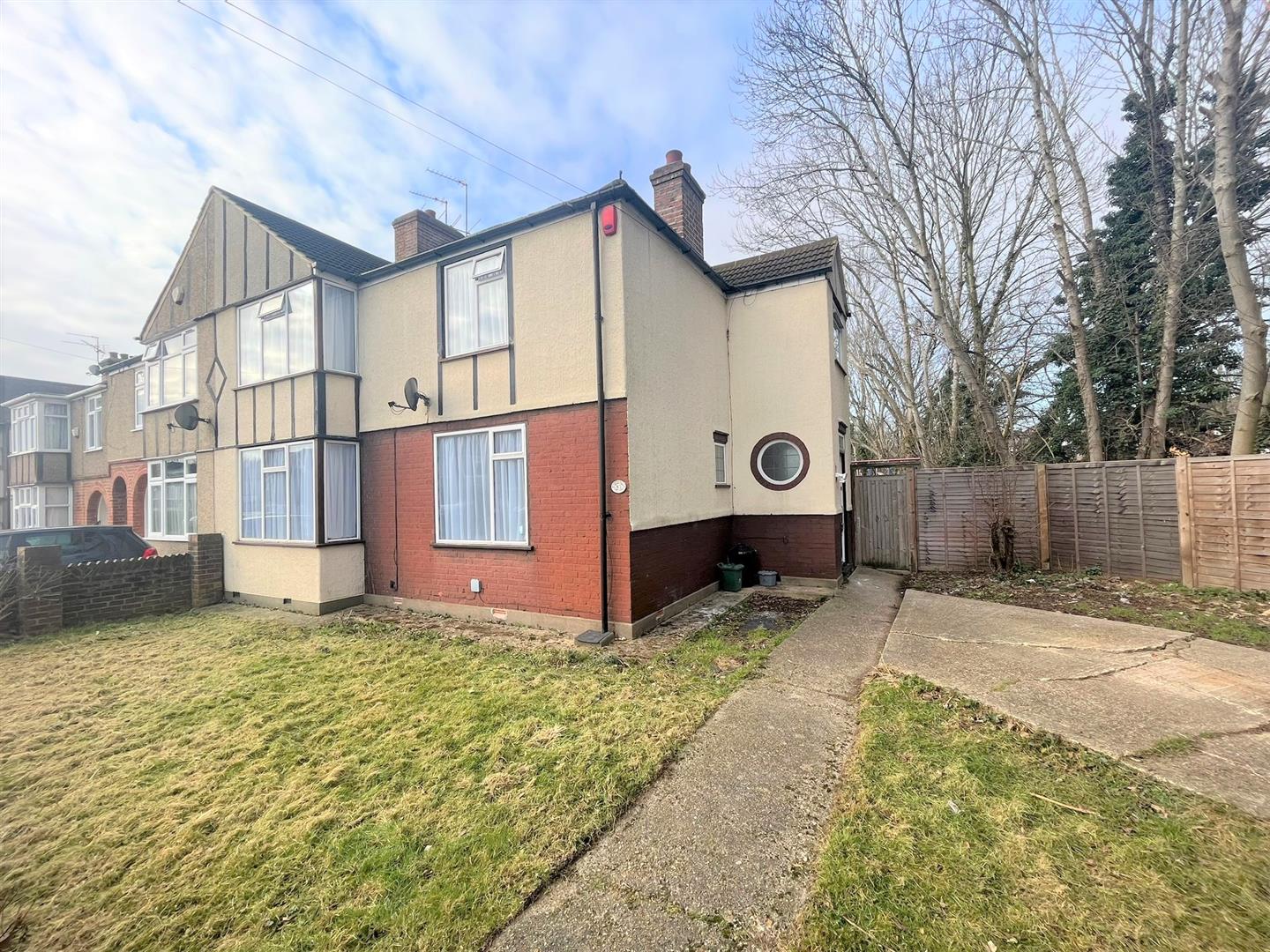 House Parkfield Avenue in Greater London