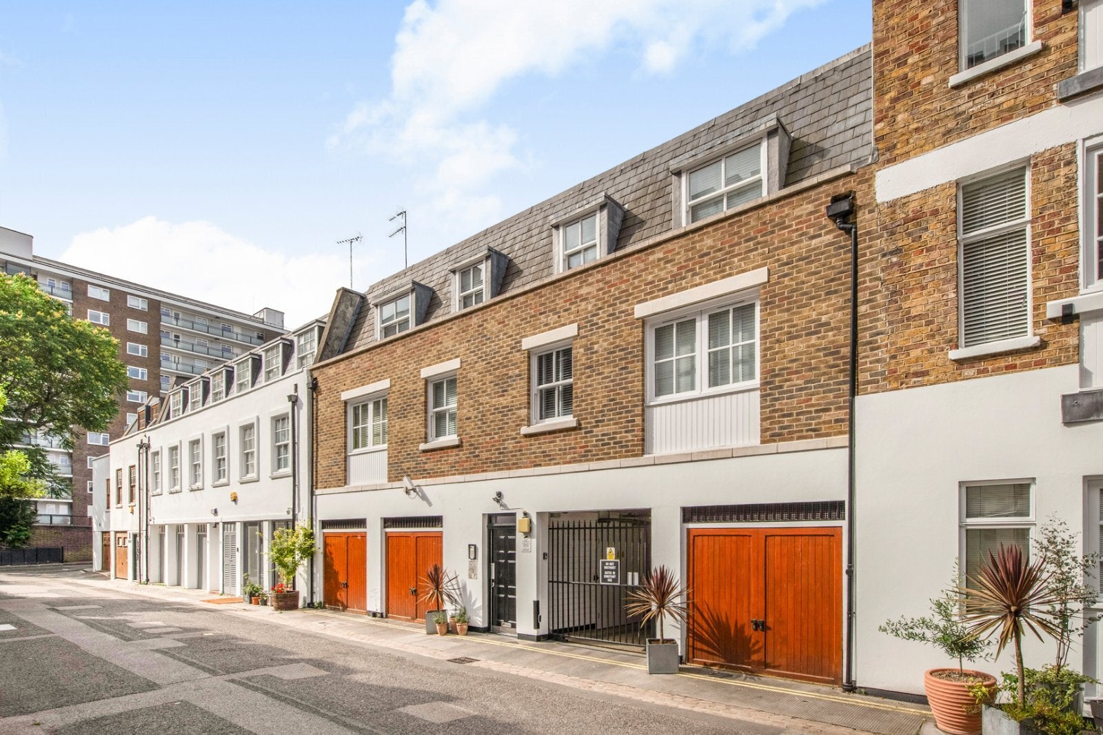 Flat Brook Mews North in City of Westminster