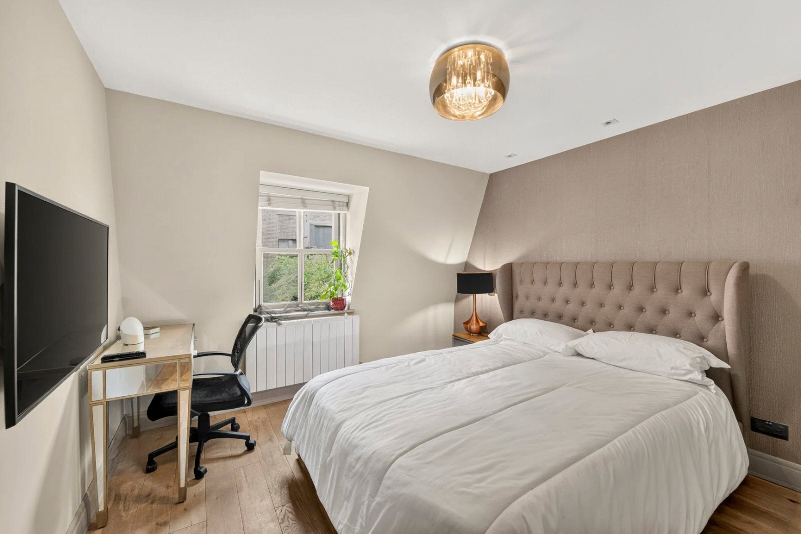 Flat Brook Mews North in City of Westminster