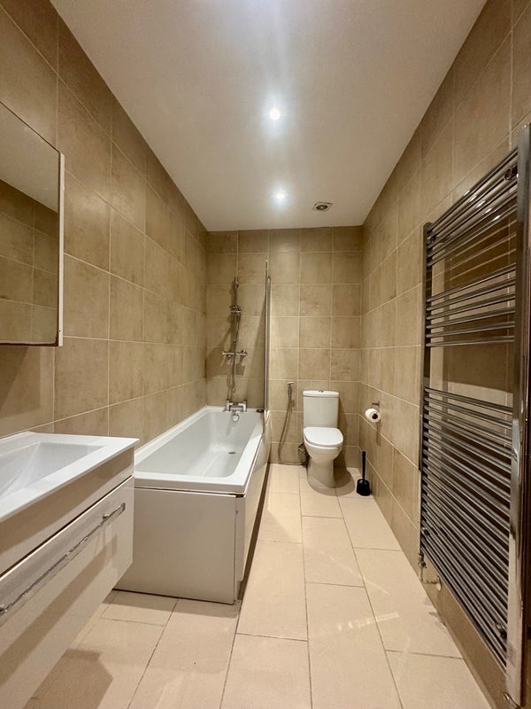 Flat Haydons Road in Greater London
