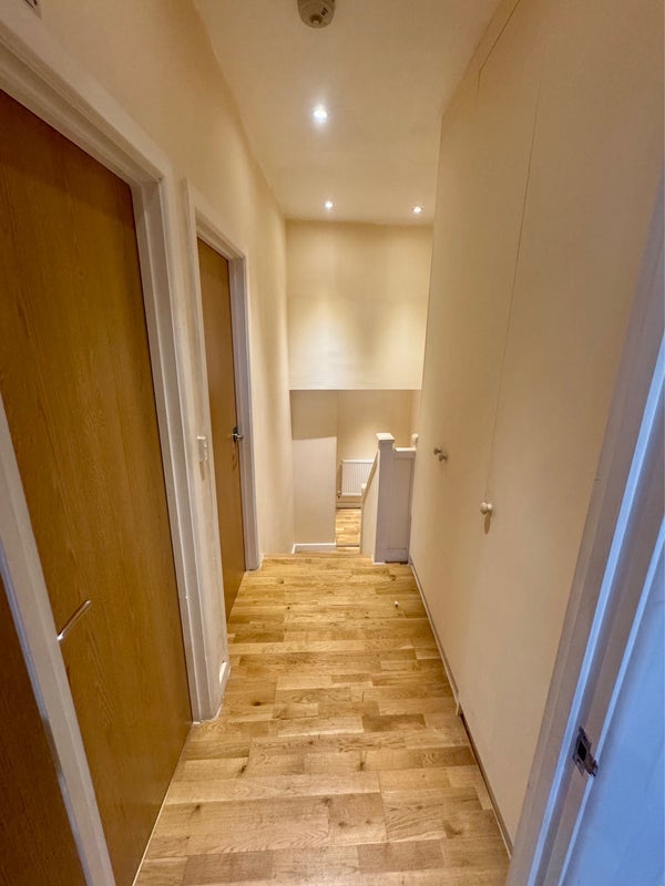 Flat Haydons Road in Greater London