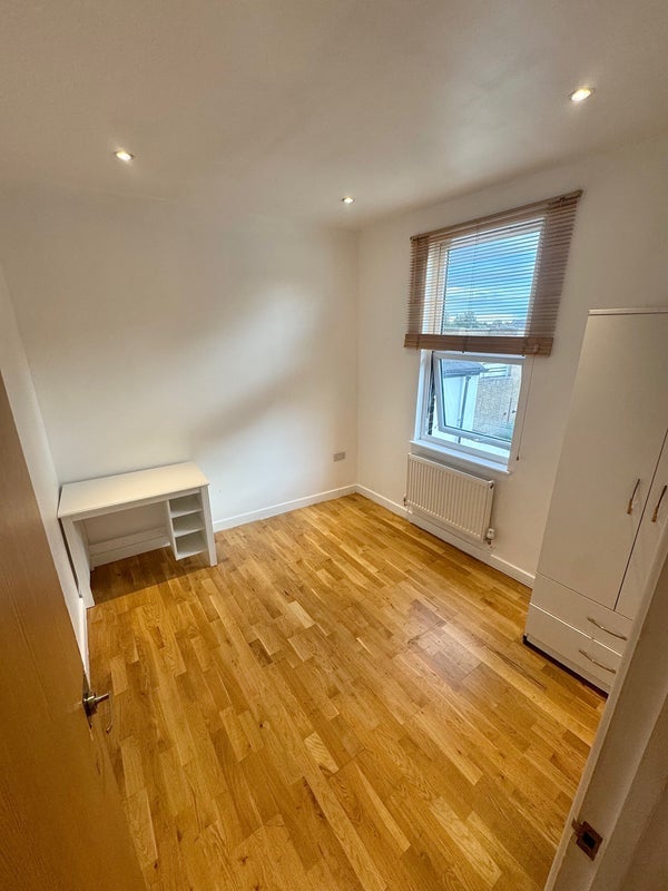 Flat Haydons Road in Greater London