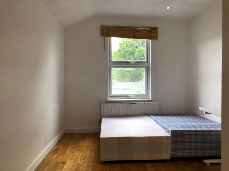Flat Haydons Road in Greater London