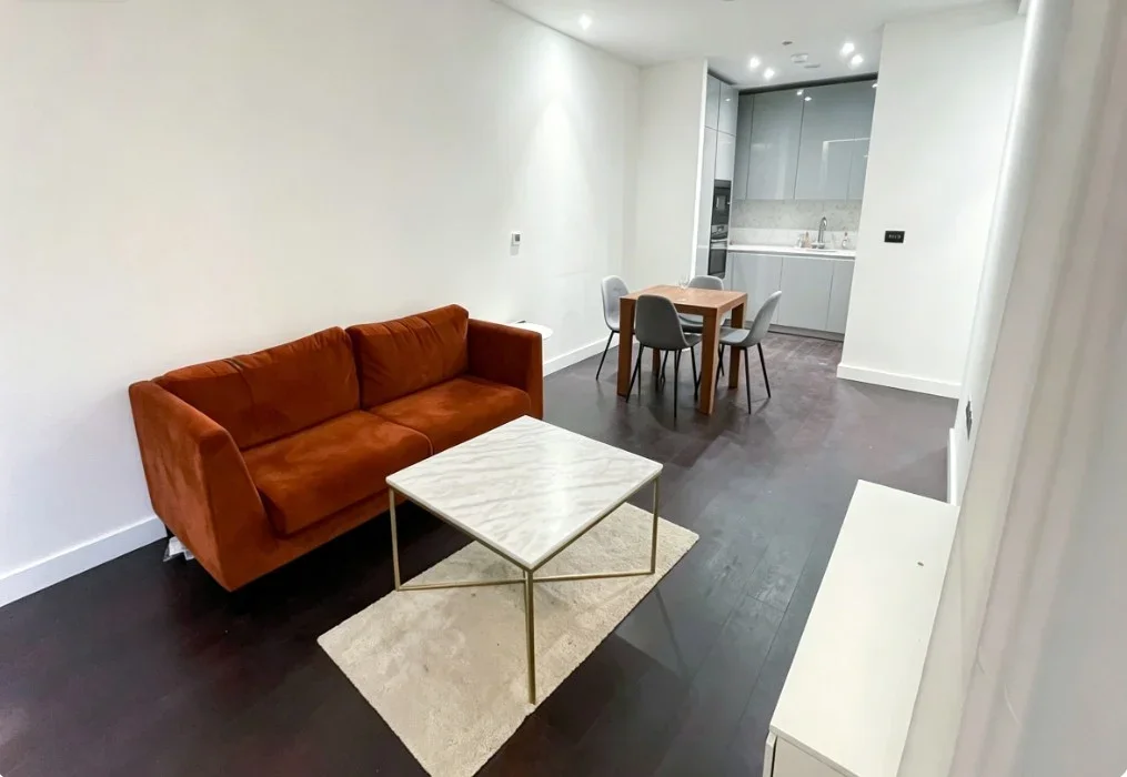 Flat Ponton Road in Greater London