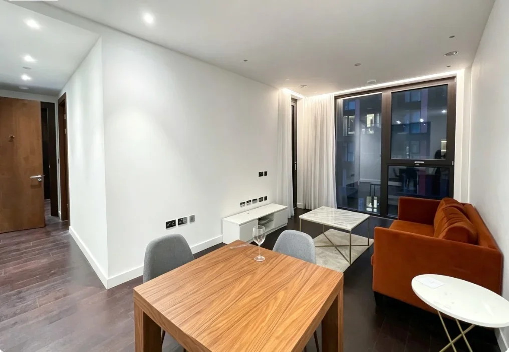 Flat Ponton Road in Greater London