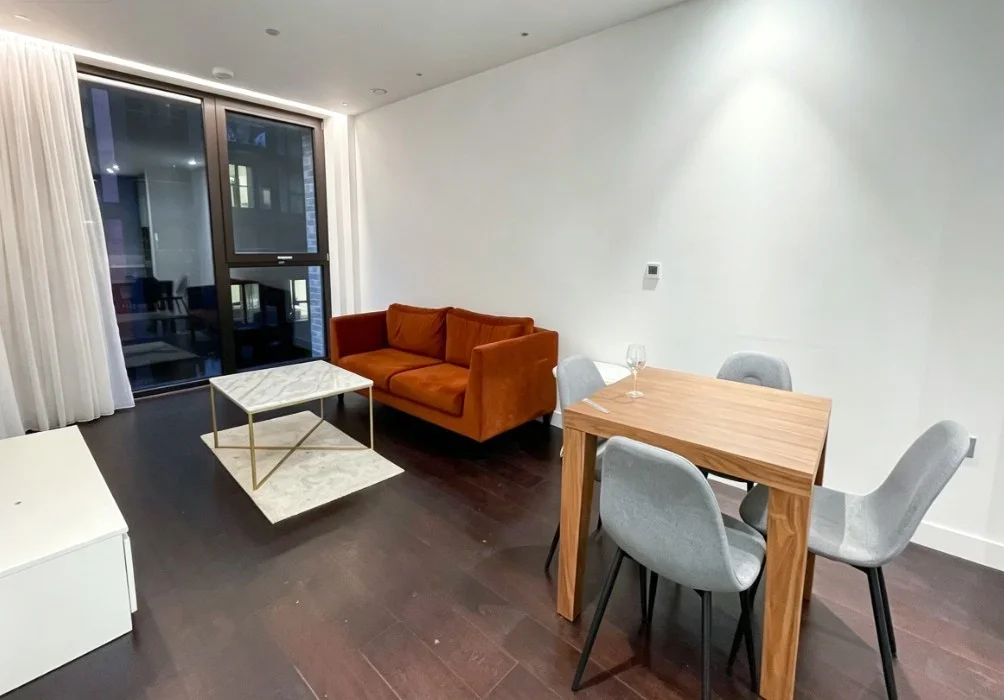 Flat Ponton Road in Greater London