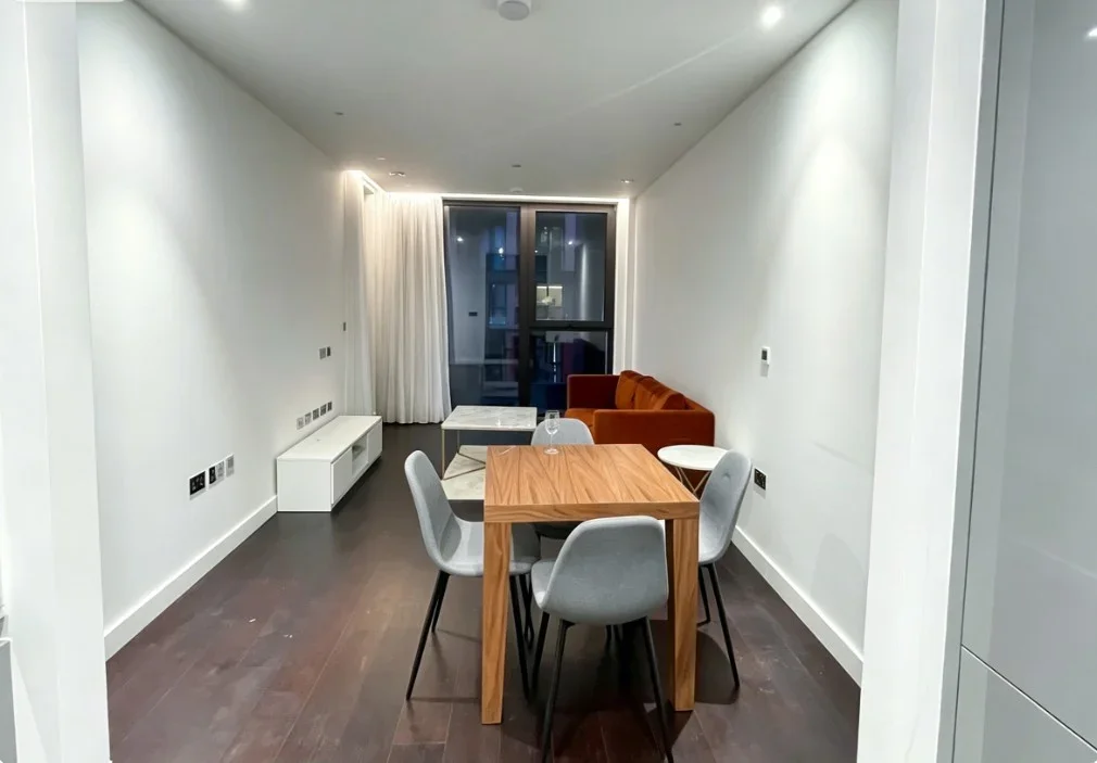 Flat Ponton Road in Greater London