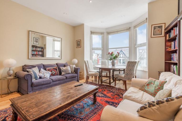 Room Allied Way in Greater London