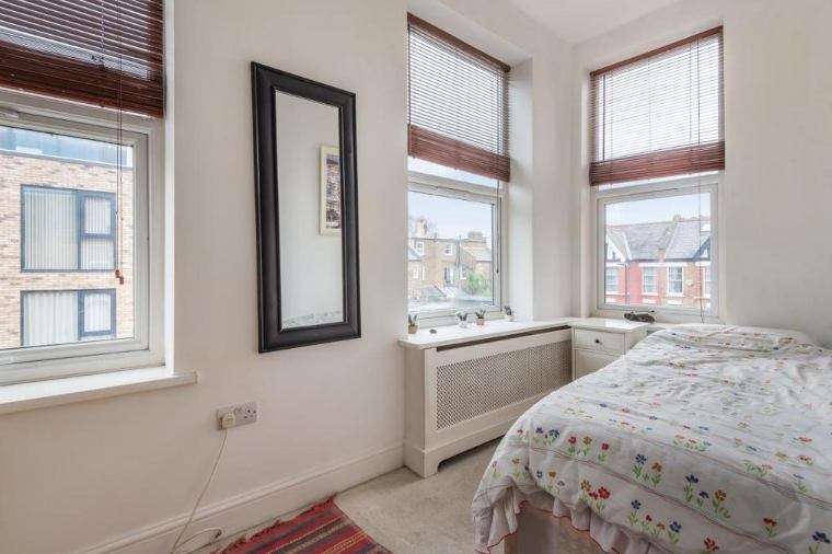 Room Allied Way in Greater London