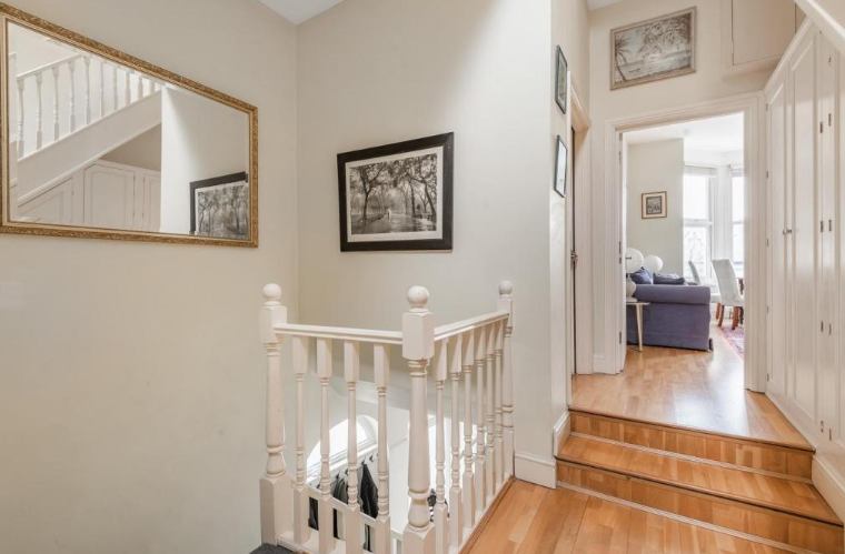 Room Allied Way in Greater London