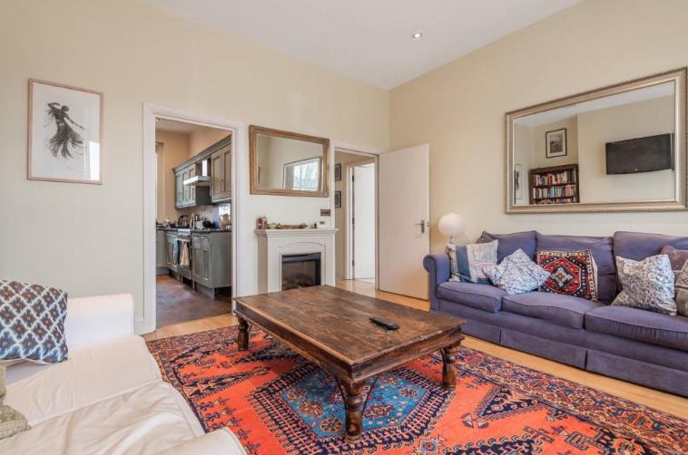 Room Allied Way in Greater London