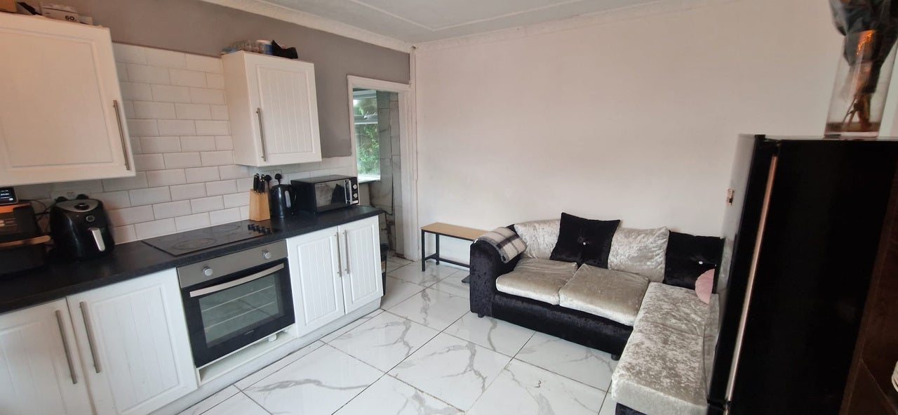 Room Warwick Avenue in Stoke-on-Trent
