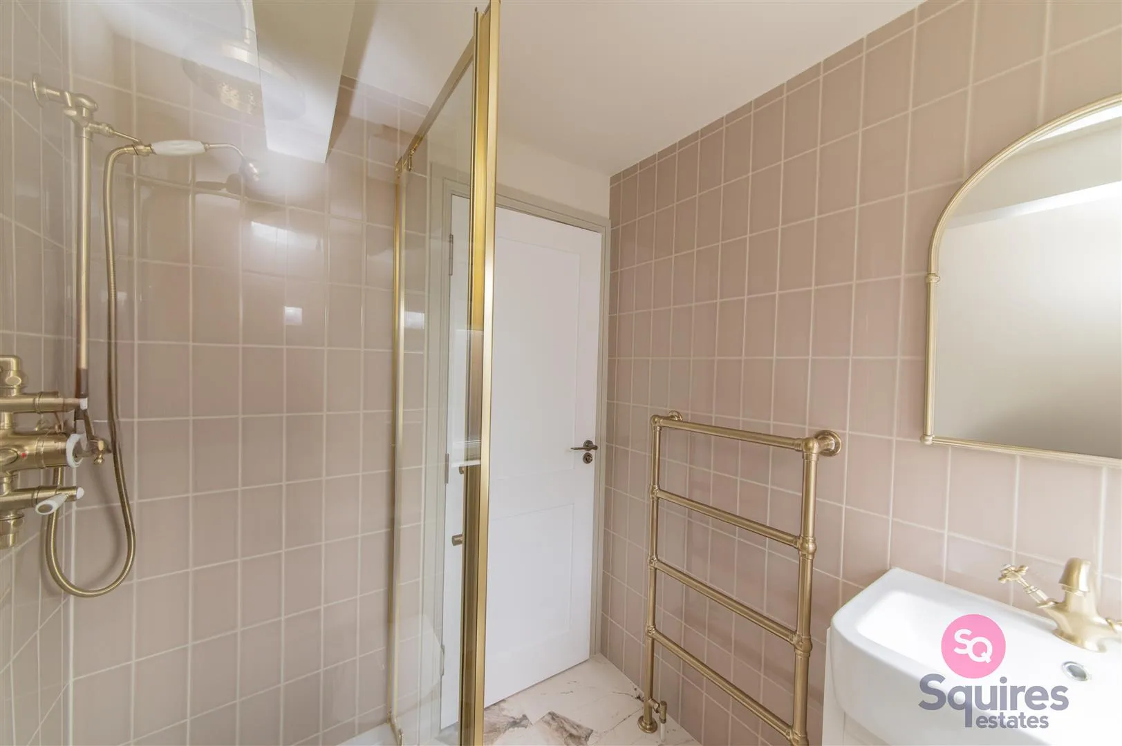 Flat Highfield Avenue in Greater London