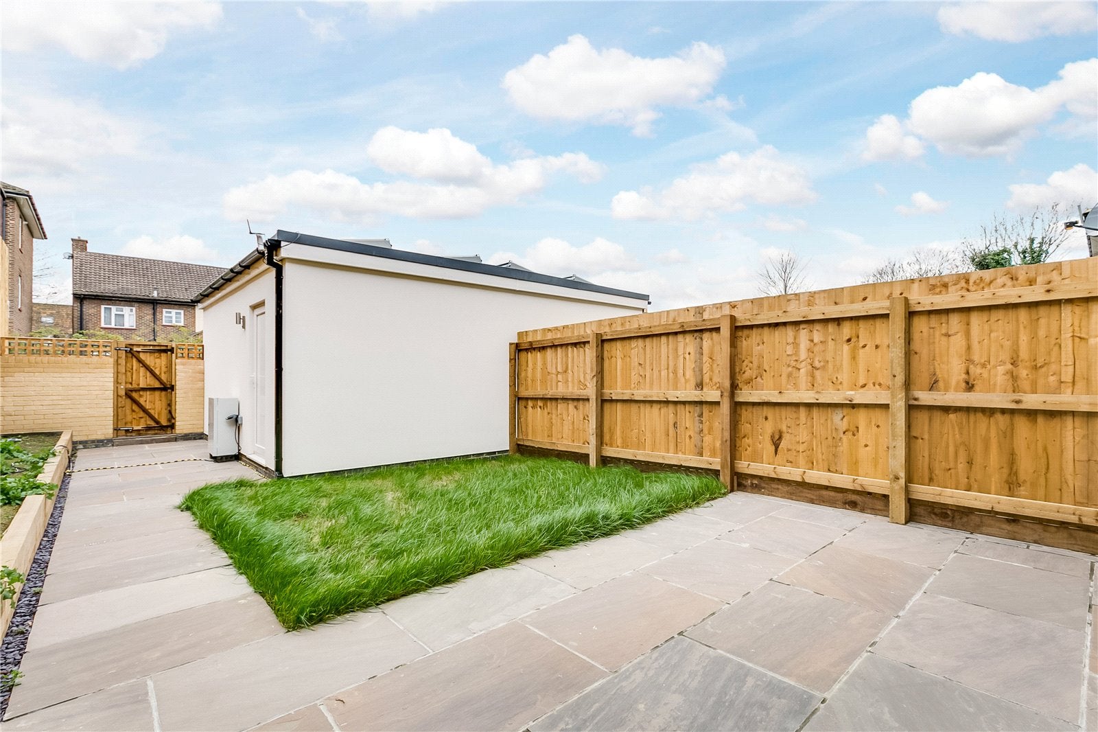 Flat Arnold Road in Greater London