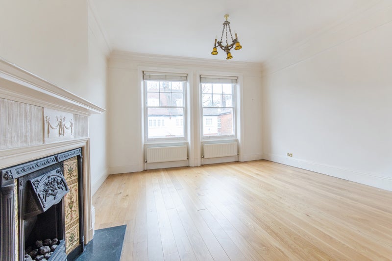 Flat Kidderpore Gardens in Greater London