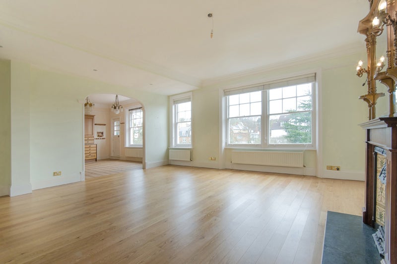 Flat Kidderpore Gardens in Greater London