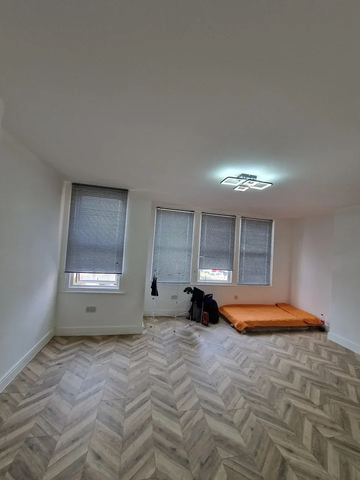 Flat Olive Road in Greater London