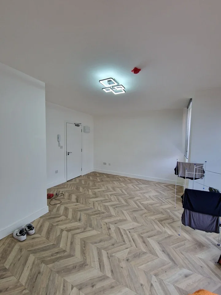 Flat Olive Road in Greater London