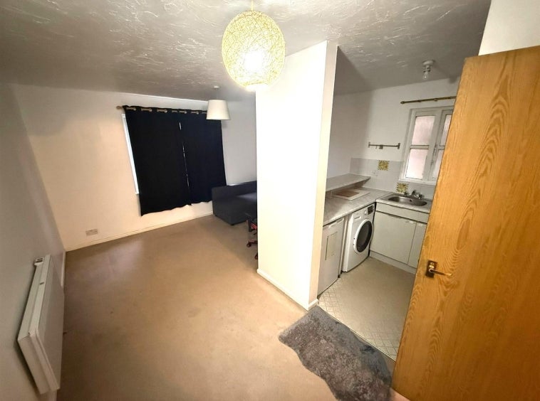 Flat Kestrel Close in London