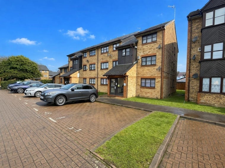 Flat Kestrel Close in London
