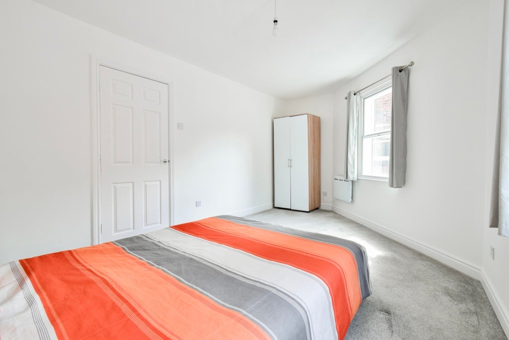 Flat Riverside Court in Leeds