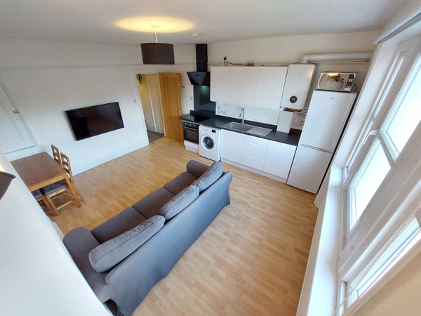 Flat Lewen Close in London