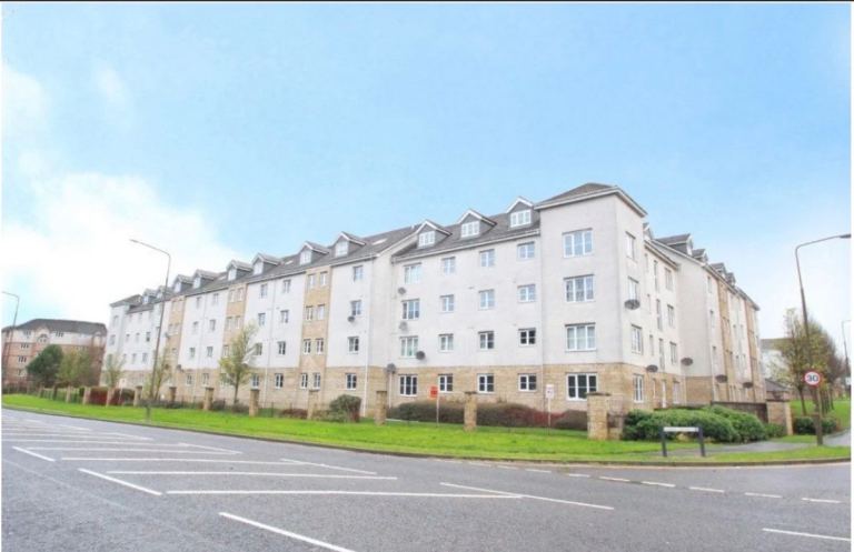 Flat Queens Crescent in Livingston