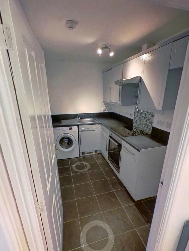 Flat Queens Crescent in Livingston