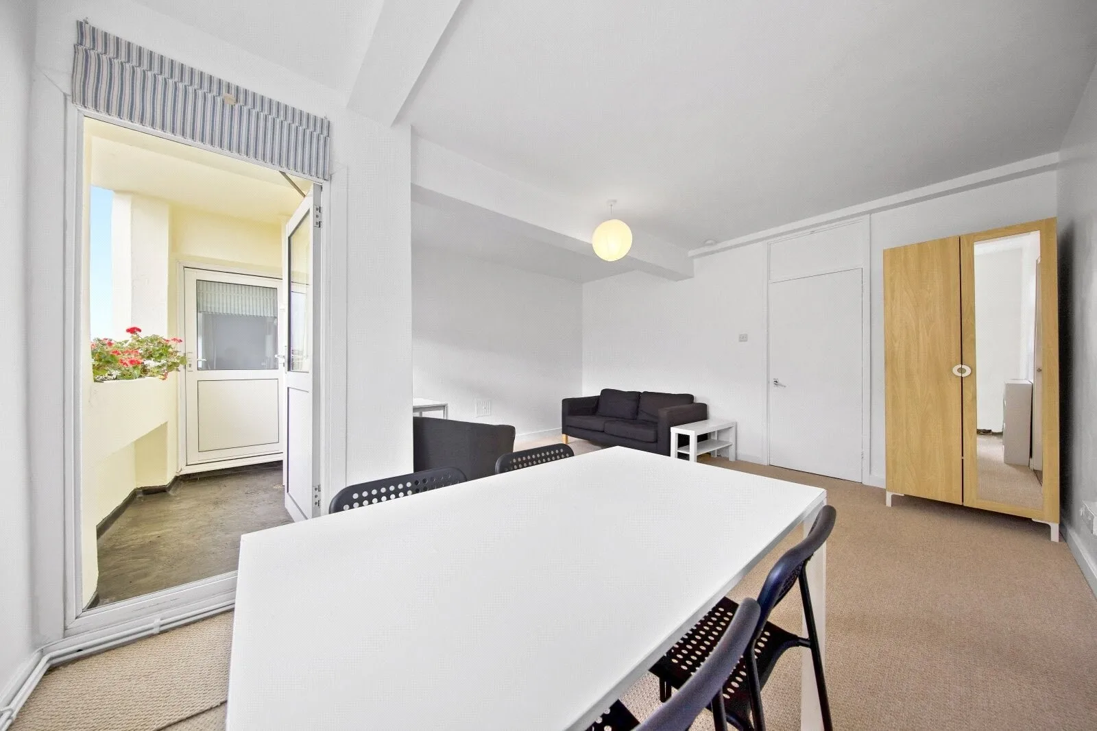Flat Cumberland Market in Greater London