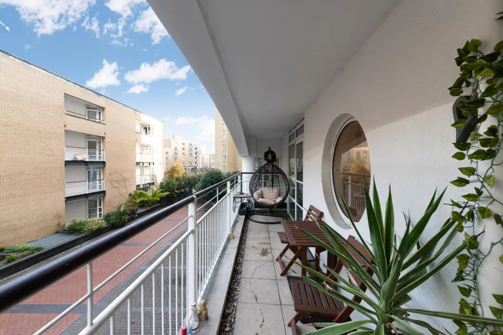Flat Cuba Street in Greater London