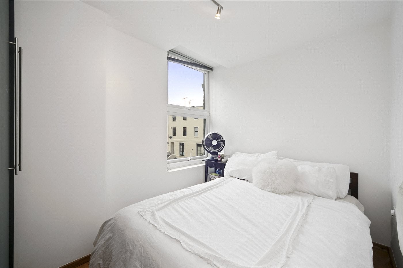 Flat Blythe Road in Greater London