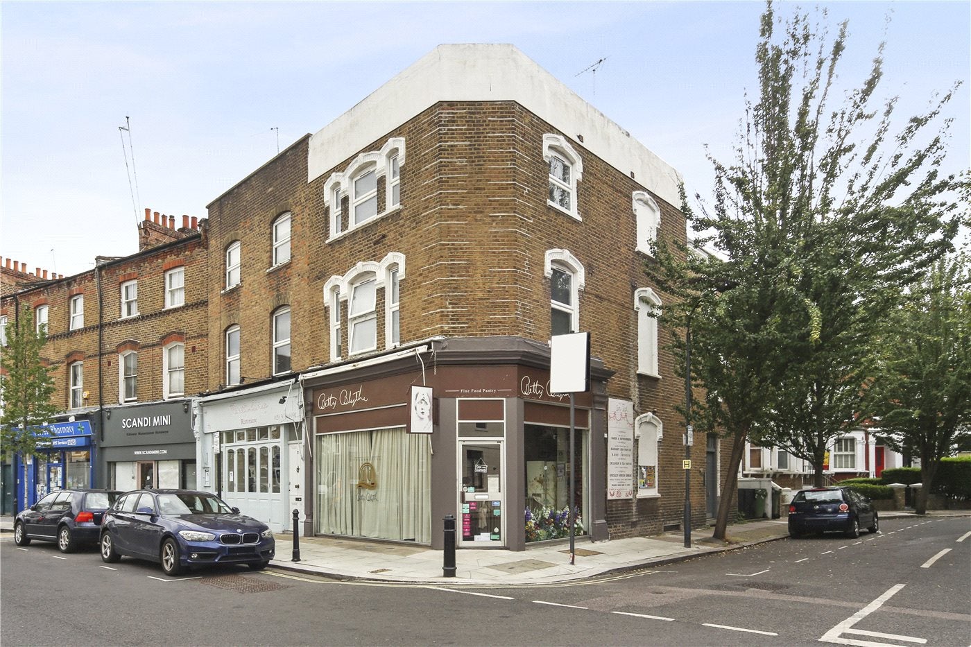 Flat Blythe Road in Greater London